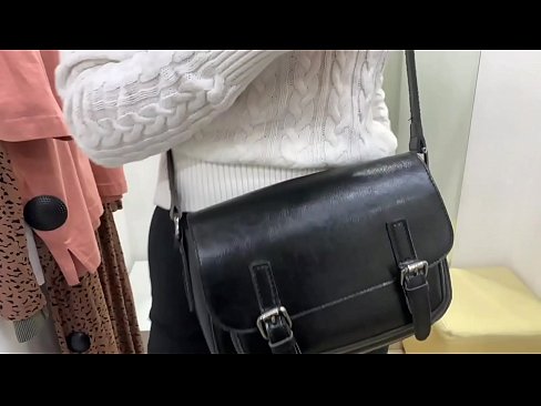❤️ Masturbasyon piblik nan jenn femèl FeralBerry ak yon gode nan sal la Fitting ❤️❌ Videyo fuck nan nou ☑