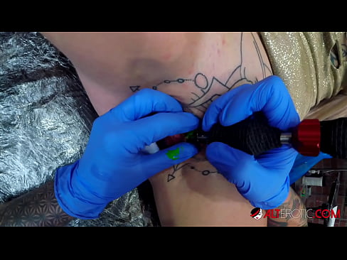 ❤️ Ekstrèmman tatoue hottie Sully Savage te fè yon tatoo sou klitoris li ❤️❌ Videyo fuck nan nou ☑
